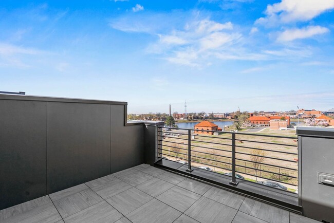 Building Photo - Reservoir District Townhome | 3 Bed + Den | 3.5 Bath | 1,800 Sf | Large Private Rooftop Deck & Ba...