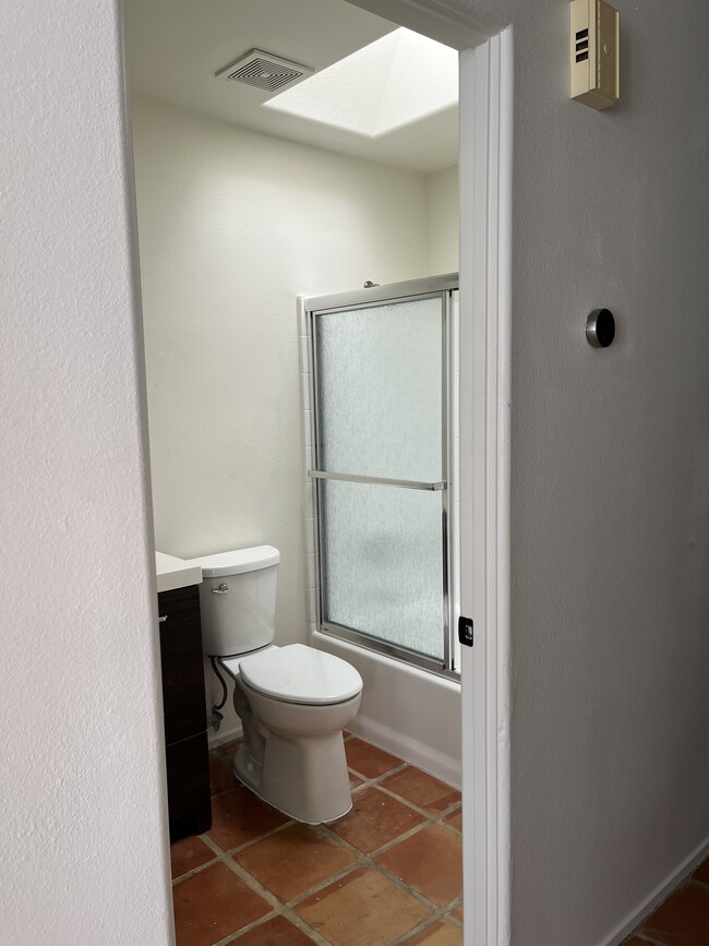 Guest bathroom shower with skylight - 52640 Avenida Juarez