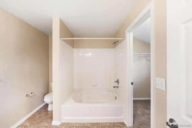 Building Photo - Bright Open-Concept Condo with 1-Car Garage in Prime Commuter Location