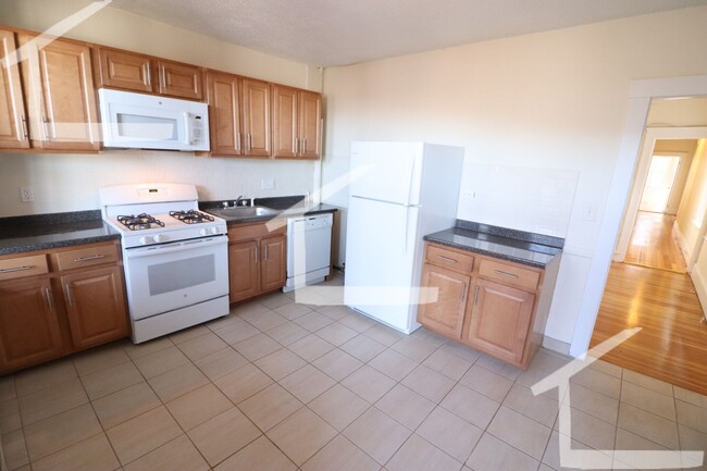 Primary Photo - No Fee! Avl NOW - No Fee! Allston 3BR with...