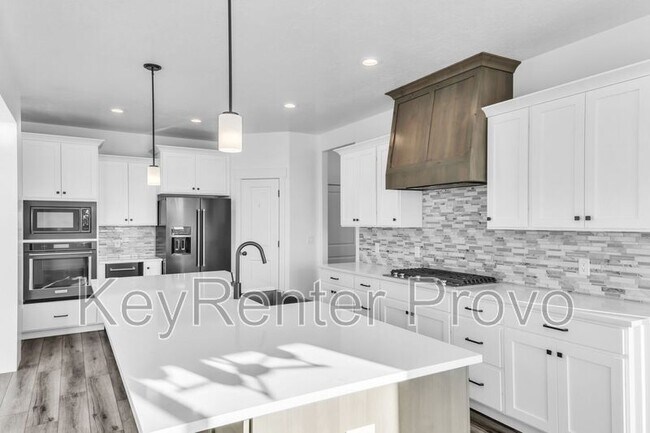 Building Photo - 275 N 600 W