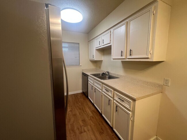 Building Photo - 2/1 with Carport / Fridge / No Carpet /Gas...