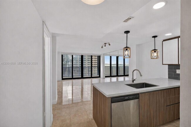 Building Photo - 600 NE 36th St