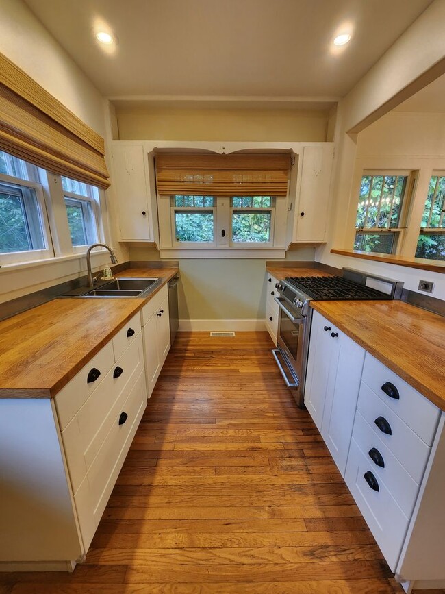 Building Photo - West Asheville Bungalow