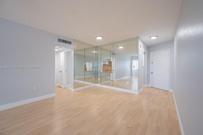 Building Photo - 1651 NE Miami Gardens Dr