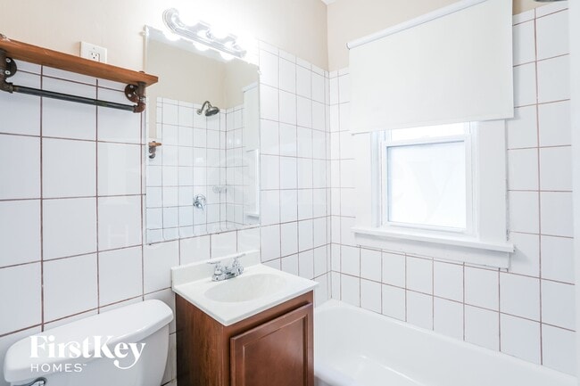 Building Photo - 410 Bangs St