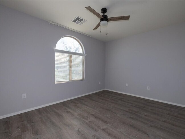 Building Photo - 4 Bedroom 3 Bathroom