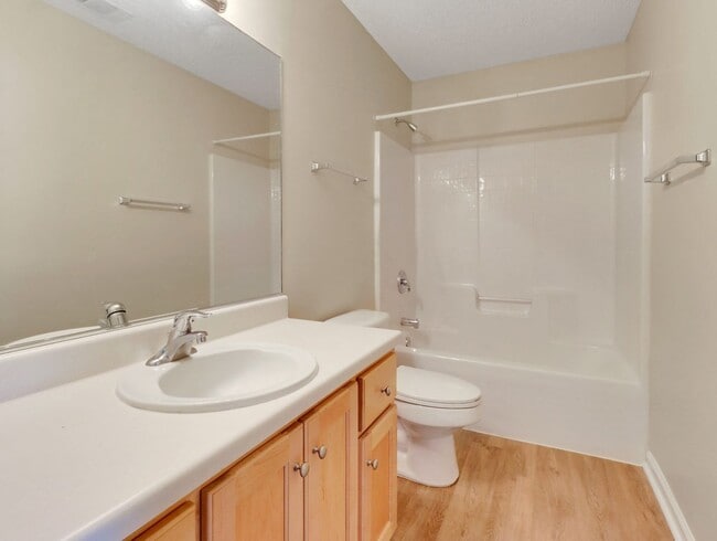 Building Photo - 3 Bed/2 Bath Home in Main Street!