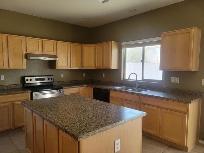 Building Photo - Beautiful 4 bed home with Den and Loft