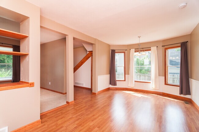 Building Photo - 735 Emerald Ave NE