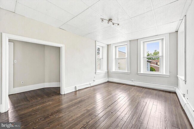 Building Photo - 222 Henderson Ave