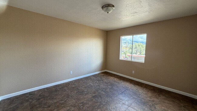 Building Photo - Two Bedroom One Bathroom Apartment in San Bernardino!