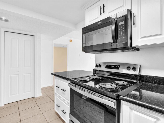 Building Photo - 220 Lakeview Dr