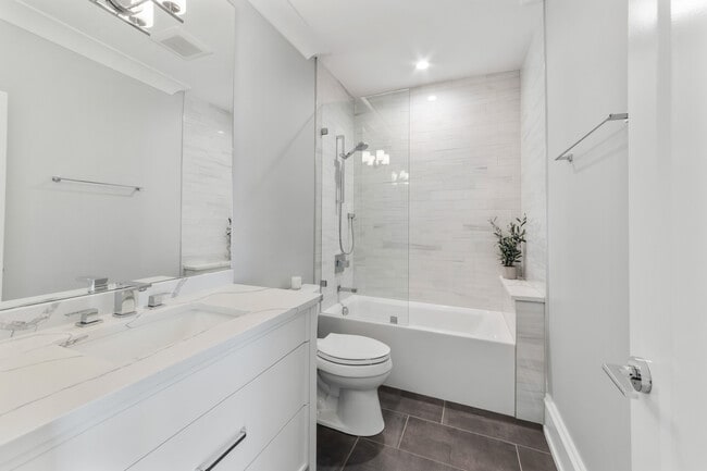 Building Photo - 736 W Melrose St