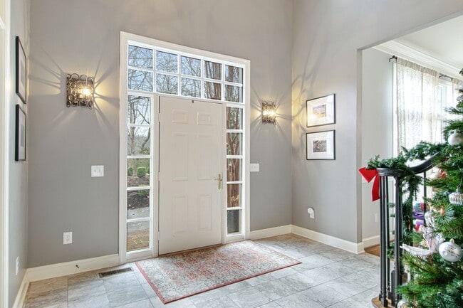 Building Photo - Rent Special! See Description! Spacious Ho...