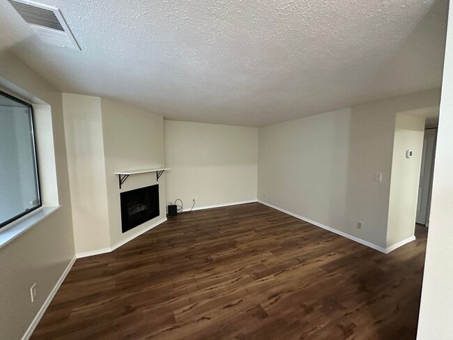 Building Photo - Beautifully Renovated Townhome at Woodvine