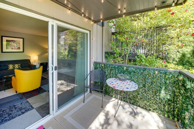 Building Photo - 1425 S Puget Dr