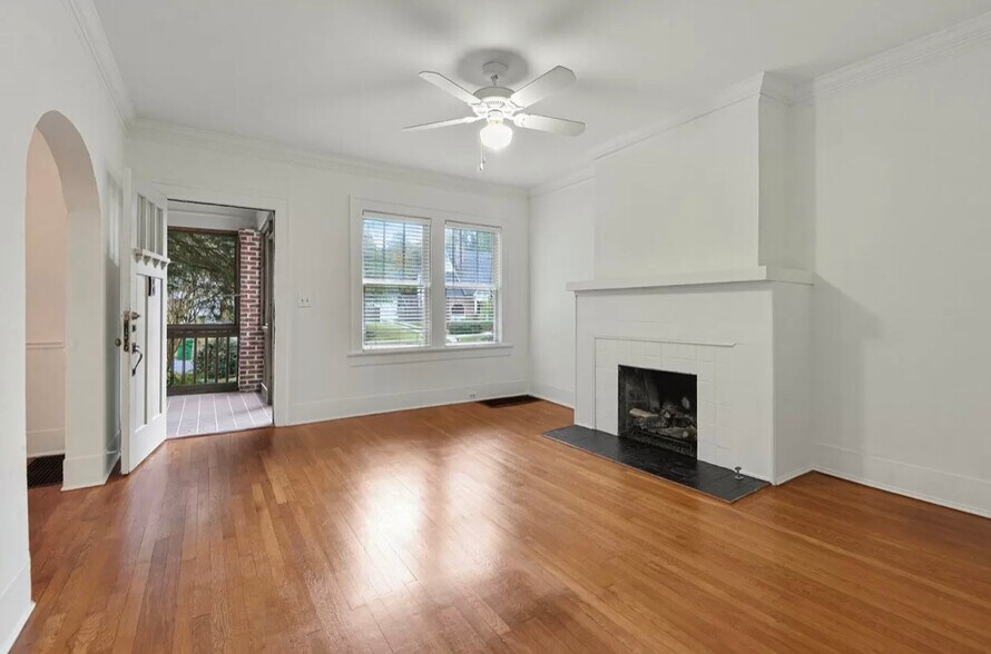 Entry/Living Room - 466 Burlington Rd NE