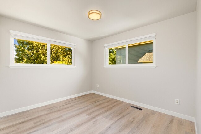 Building Photo - Crown Hill 3 Bedroom Daylight Basement Home