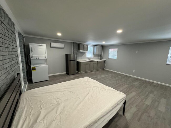 Building Photo - 5971 Robin Hood Ln