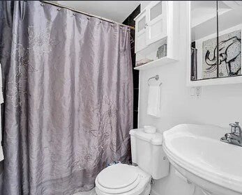 Building Photo - 2626 N Sawyer Ave