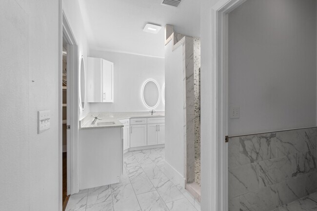 Building Photo - 590 Las Roblas Grande Dr