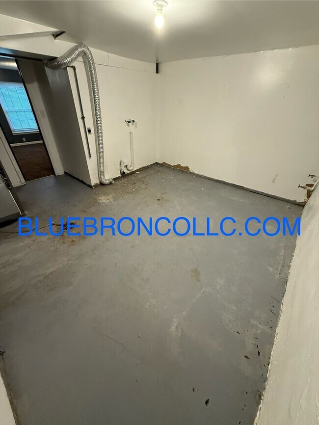 Building Photo - 1507 NE White Dr