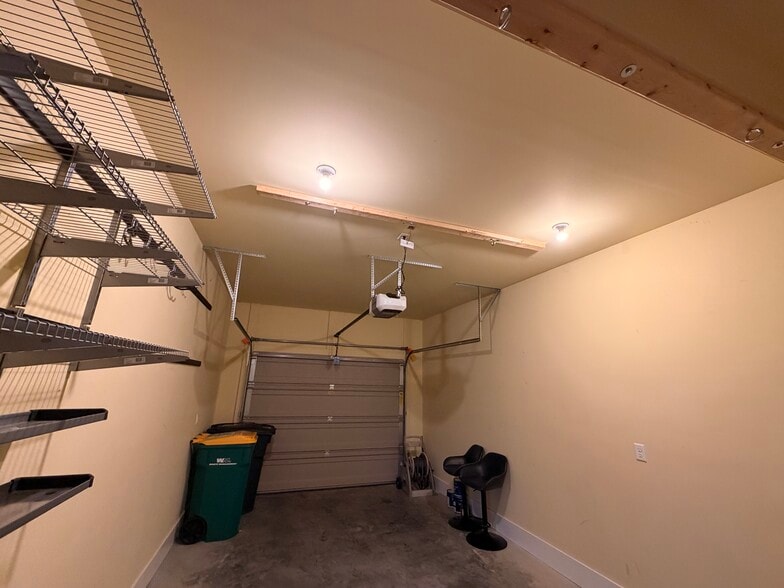 Building Photo - 746 Golden Spring Dr