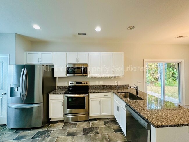 Building Photo - 1301 Putnam Dr