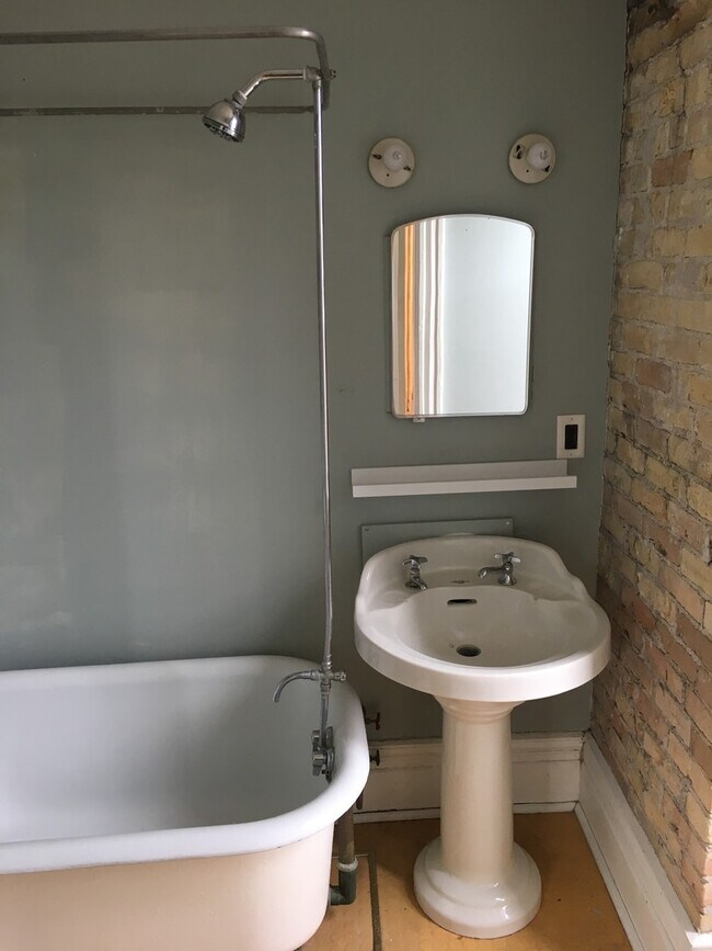 Building Photo - Studio Apartment Loft in historic Whittier neighborhood!