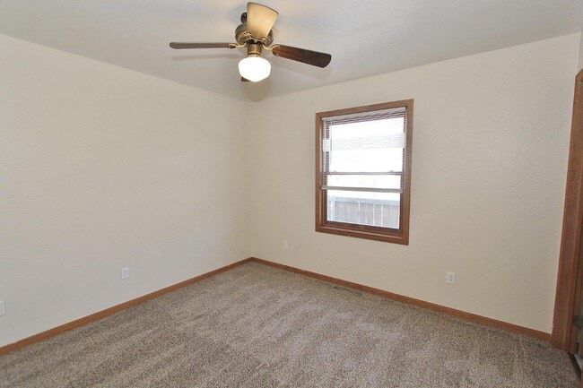 Building Photo - 1020 S Hayes Ave