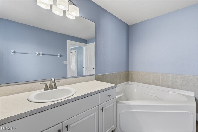 Building Photo - 1134 NE 4th Pl