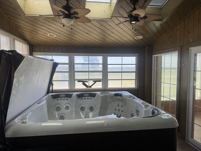 Building Photo - 118 Captains Ln