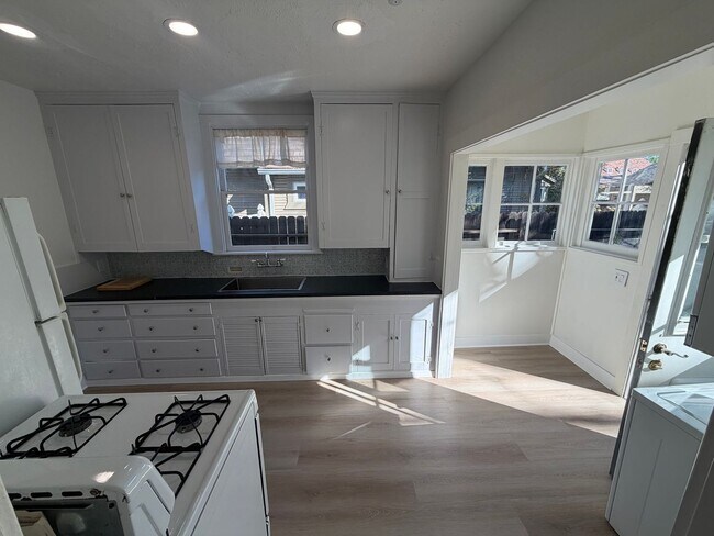 Building Photo - 2 Bedroom | 1 Bathroom | Single family home in Sacramento