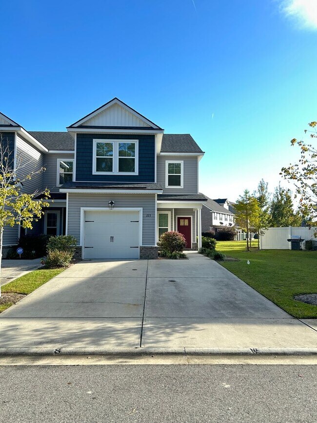 Primary Photo - Spacious End Unit in Prime Location!