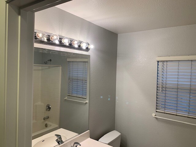 Building Photo - 1615 Carriage Cir