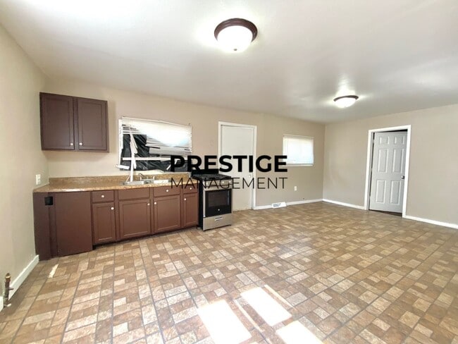 Building Photo - 2 Bed 1 Bath Home With Den