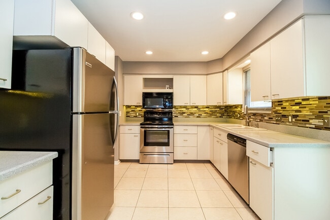 Building Photo - 7696 Burlinehills Ct