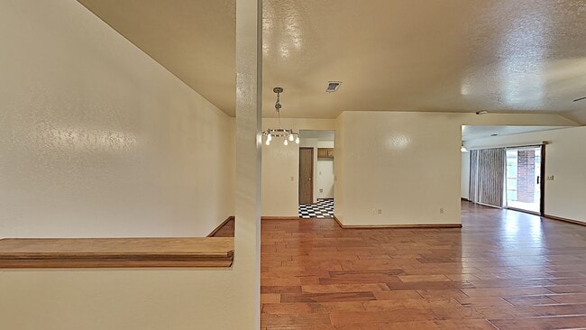 Building Photo - A Beautiful Spacious 3 Bedroom 2 Bathroom Home in Mustang Schools