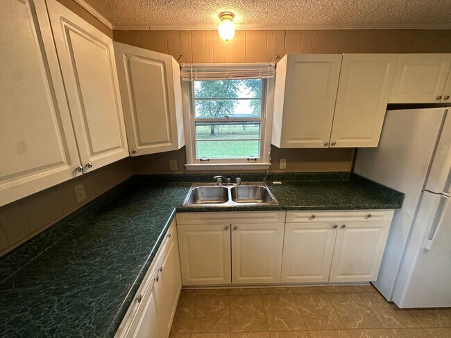 Building Photo - 2 Bedroom, 1 Bath House In Outskirts of Co...