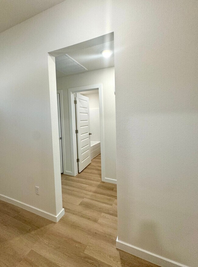 Building Photo - 5382 Selah St