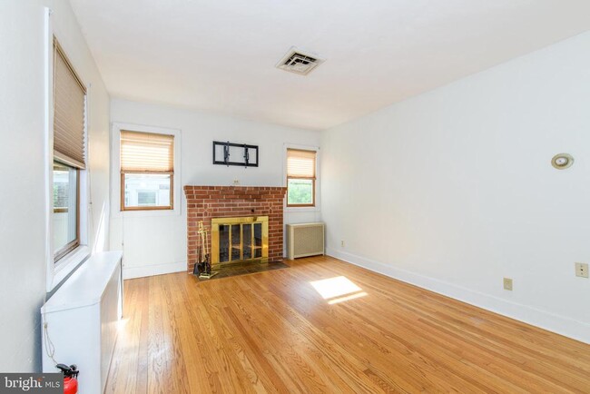 Building Photo - 3205 Cambridge Cir