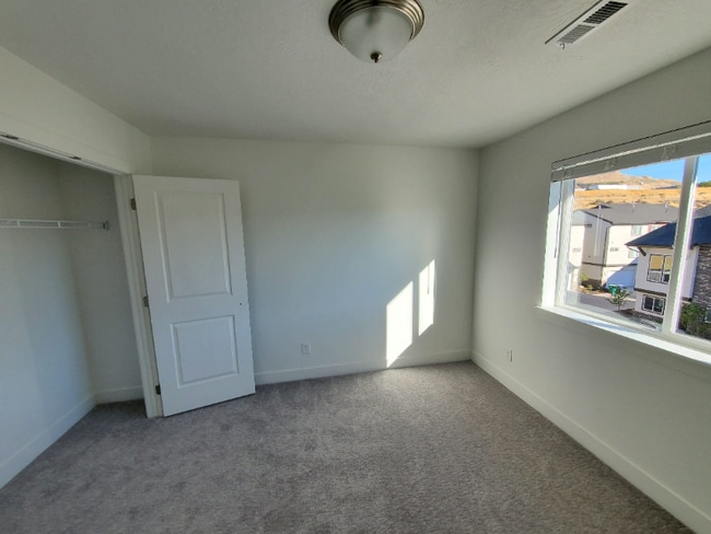 Building Photo - 568 Lewski Ln
