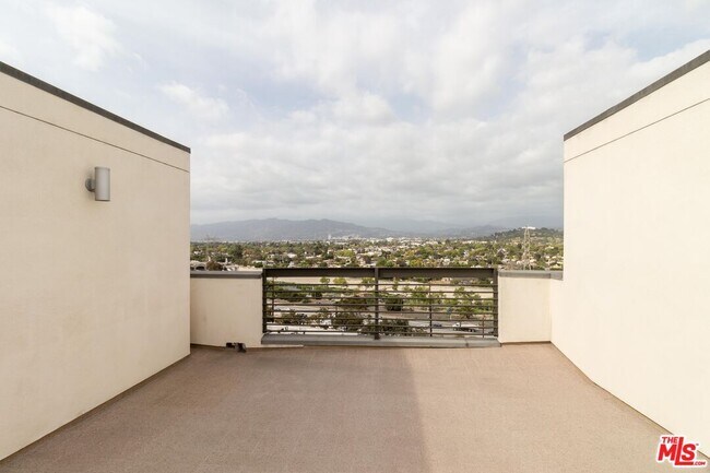 Building Photo - 2753 Waverly Dr