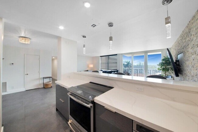 Building Photo - 2881 NE 33rd Ct