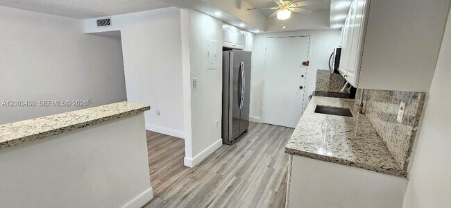 Building Photo - 18051 Biscayne Blvd