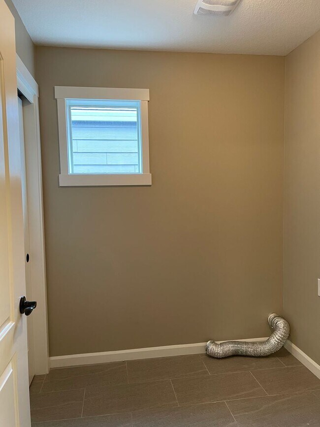 Building Photo - Spacious 3 Bedroom Home with Fenced Yard, Patio, and 2-Car Garage Near Mill Plain.