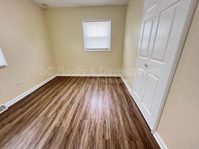 Building Photo - 206 E Center St