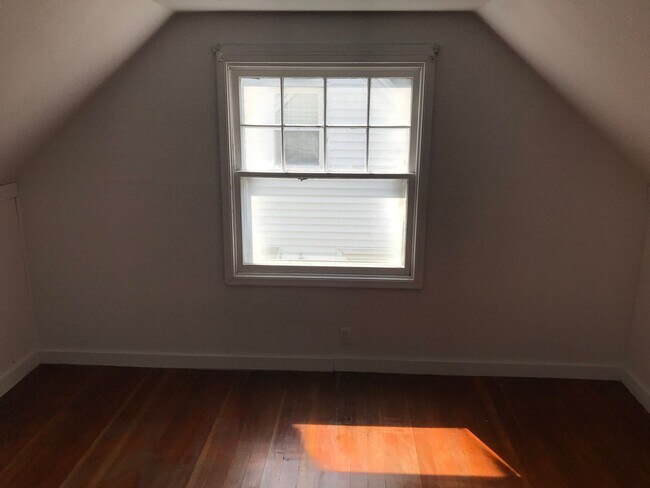 Building Photo - 3 bed / 1 bath, North side single family r...