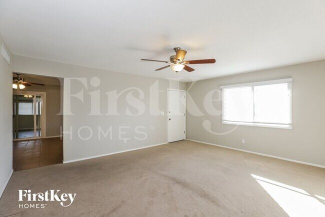 Building Photo - 402 E Dunbar Dr